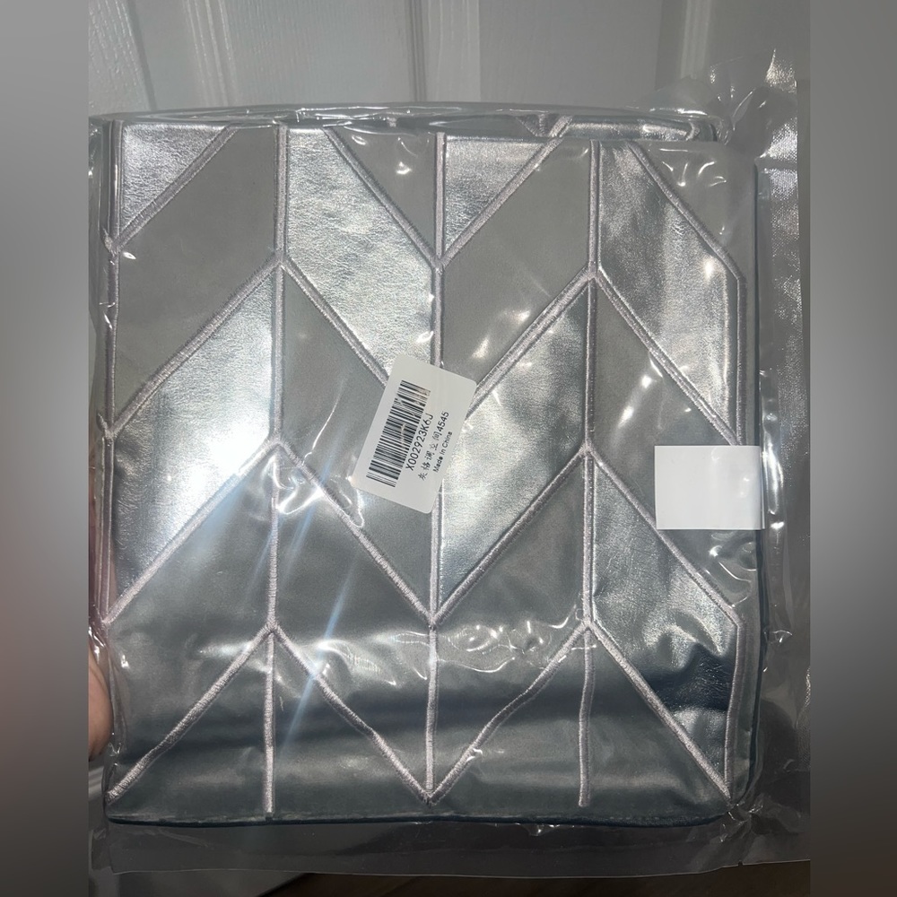 2 Decorative pillow shams